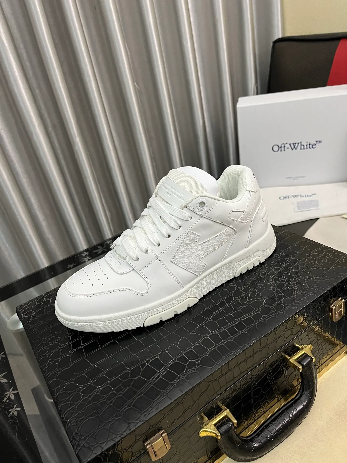 320⌚️⌚️ OFF-White C/O VirGil Abloh fashionable and versatile casual shoes, the exclusive first release of the new model. Made of environmentally friendly cowhide leather and mesh fabric upper material. The insole is embedded with foam cushioning EVA material. The correct midsole is equipped with EVA lightweight cushioning. External tooth stud anti-slip rubber outsole. The correct accessories can be customized simultaneously. Women's model: 35-40 Men's model: 39-45